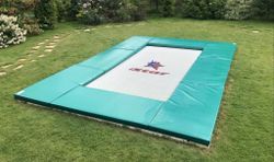 Спортивный гимнастический батут для домашнего использования на приусадебном участке