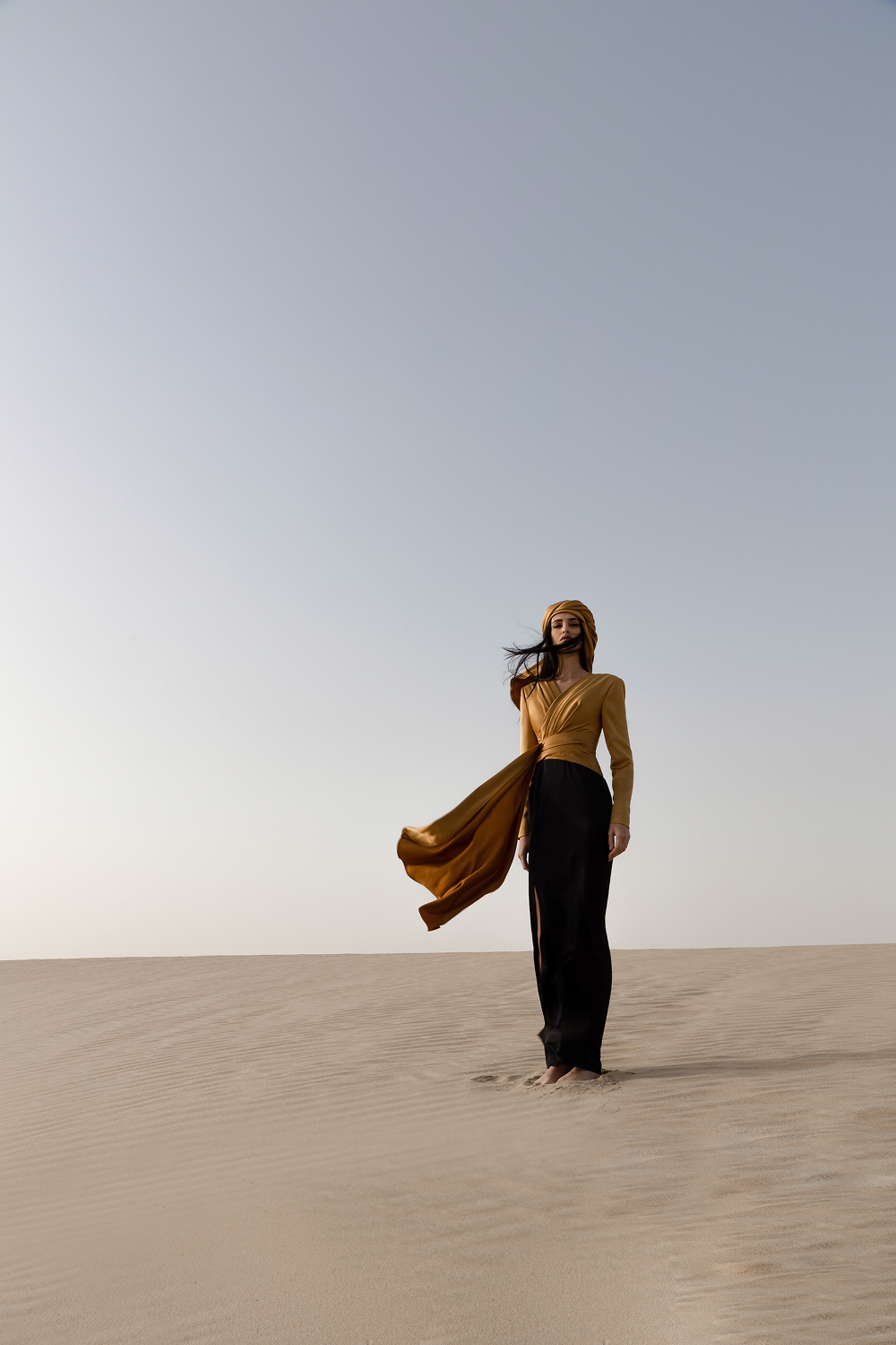 Платье макси драпированное из сатина с объемными плечами