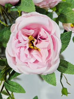 Искусственные цветы Камелия лиловая в настенном кашпо