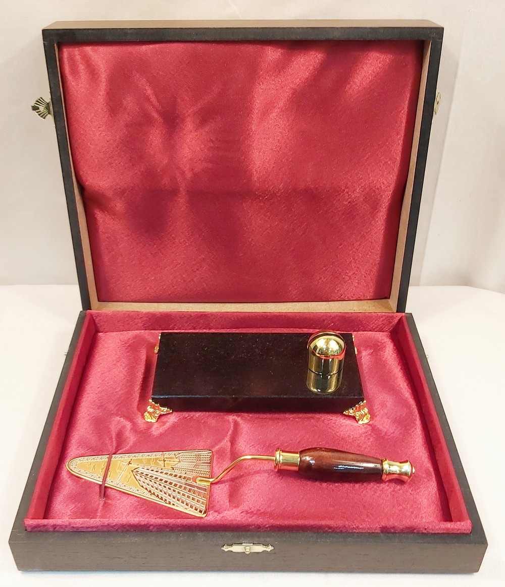 Подарок строителю " Сувенирный мастерок" малый на долерите