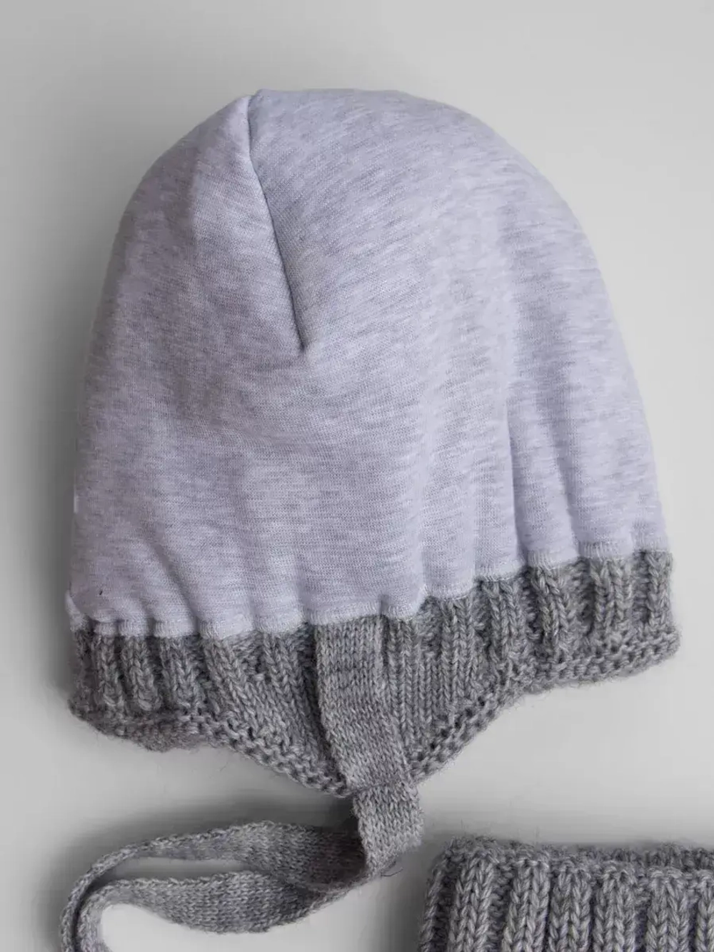 Шапка зимняя для мальчика на завязках и снуд