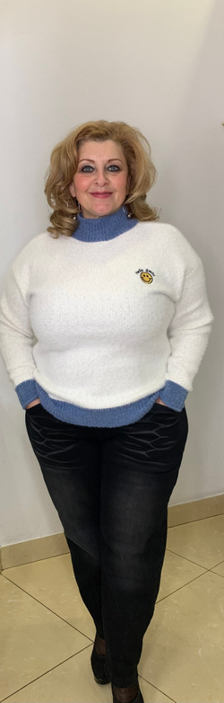 Белый  джемпер с ворсинками