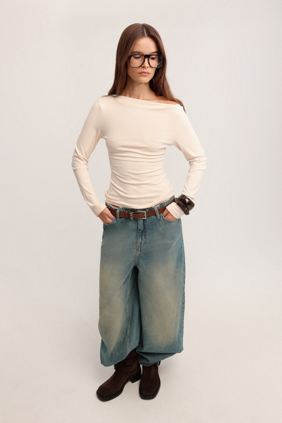 Лонгслив с асимметричным вырезом