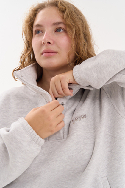 Свитшот с воротником на кнопках из футера с начесом в сером цвете