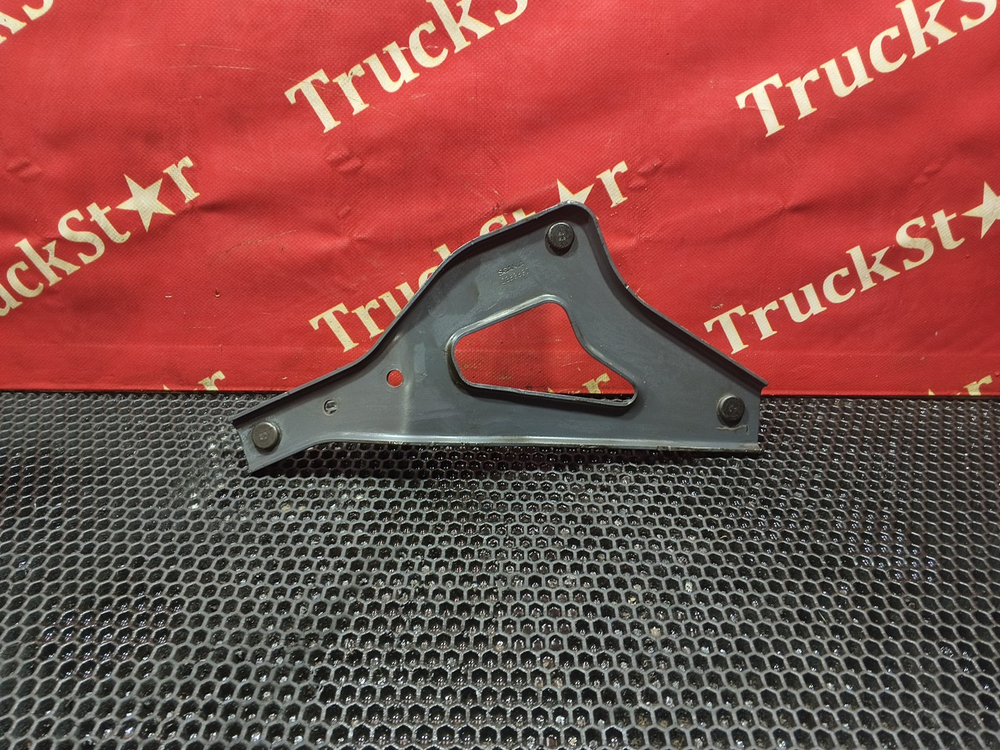 Кронштейн брызговика правого 2019г