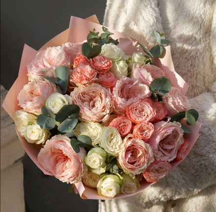 6. Нежный микс из роз с эвкалиптом