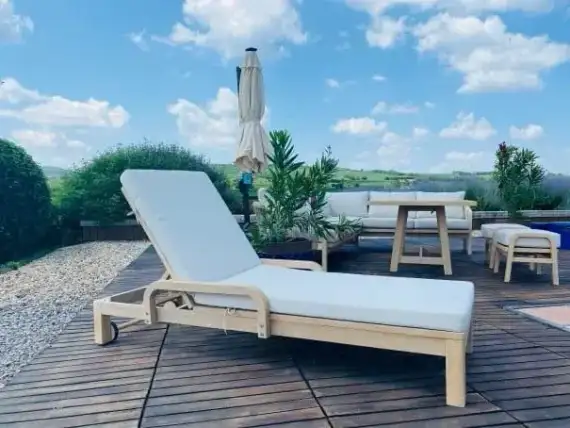 Шезлонг Rimini из массива акации с бежевым матрасом