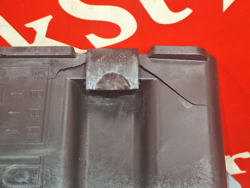 Крышка ящика АКБ