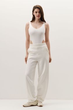 Боди с V-образным вырезом кремового цвета