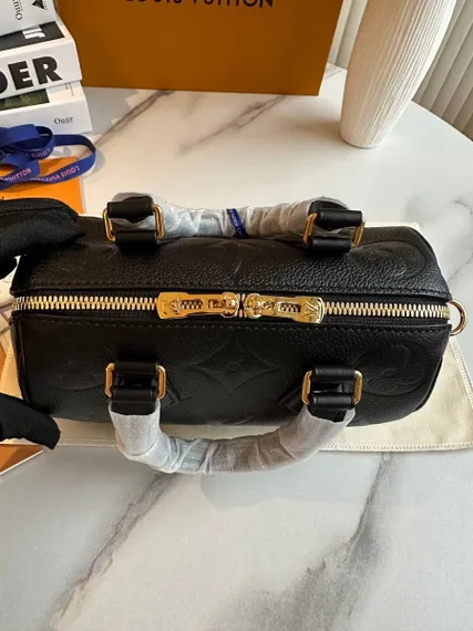 Сумка Louis Vuitton Speedy 20 с плечевым ремнем черный