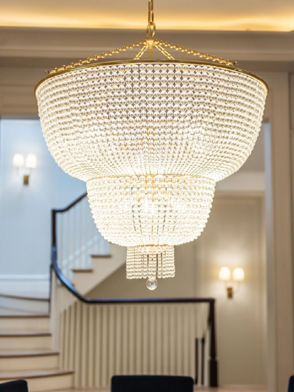 Роскошная люстра с каскадом жемчужных бусин на золотом основании ✨