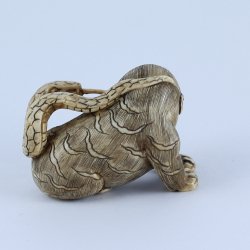 Нэцкэ Обезьяна и змея (мамонт)