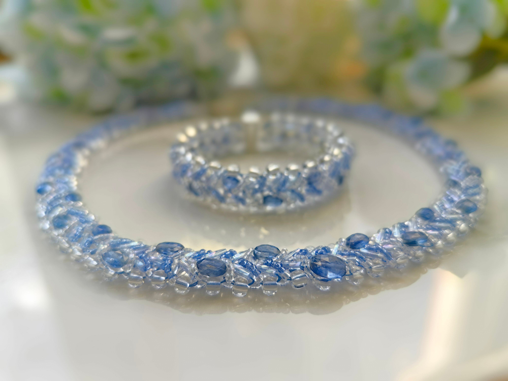 Браслет из бисера "Змейка" ручной работы с камнем Гранат (гроссуляр)