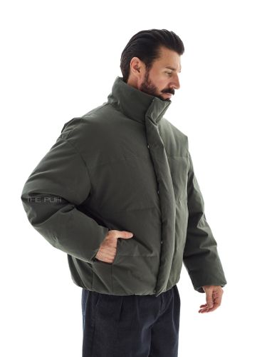 Короткий пуховик цвета хаки