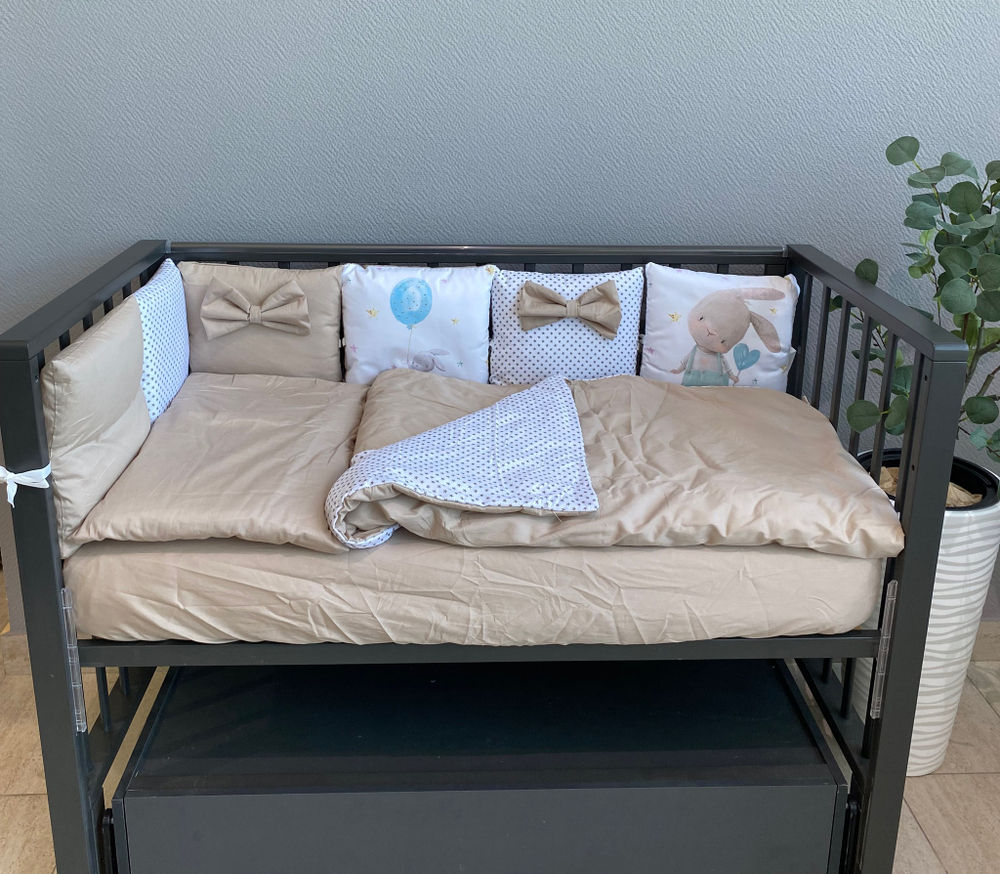 Комплект в кроватку 18 предметов "Заяц с шариком" бежевый, сатин