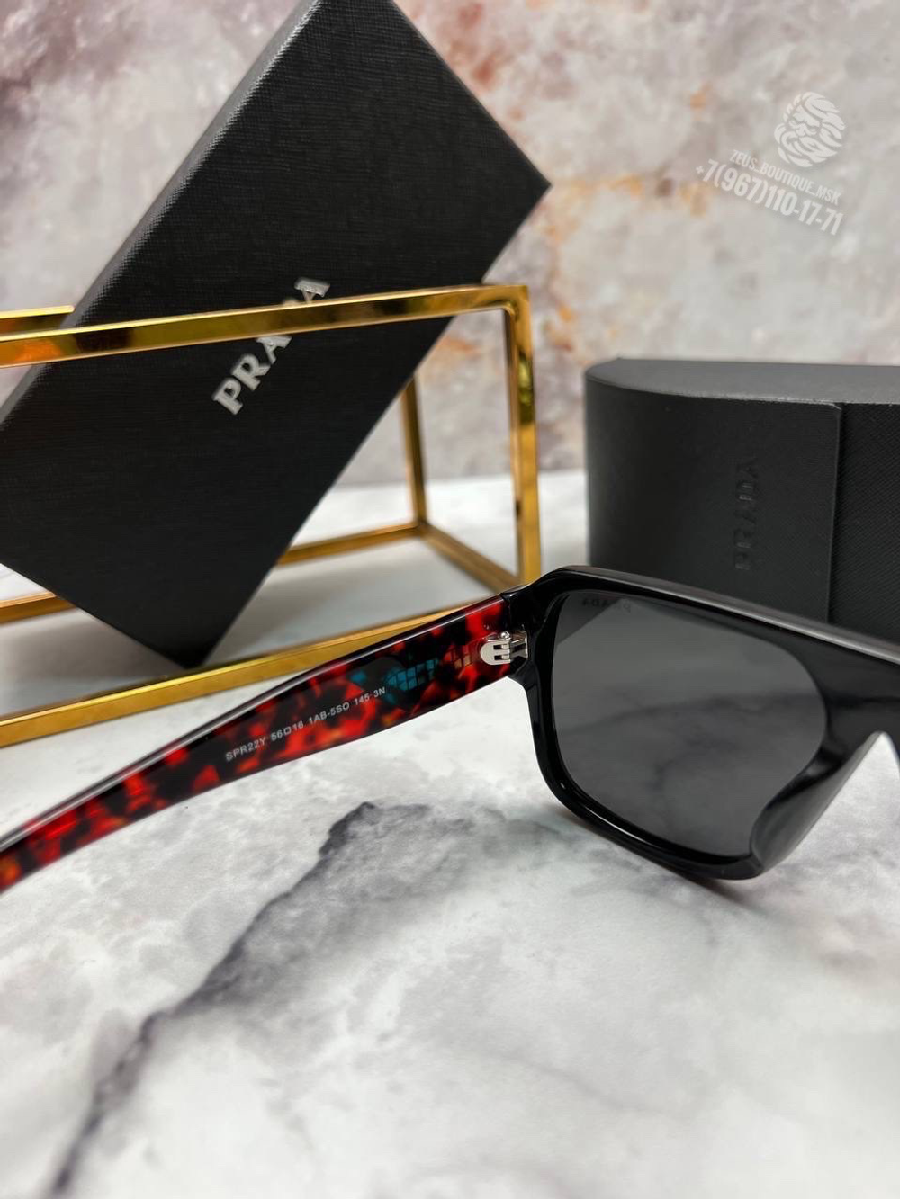 Солнечные очки Prada