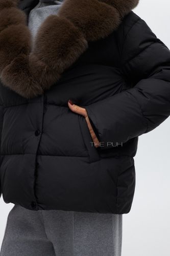 Черный пуховик с капюшоном и воротом из песца