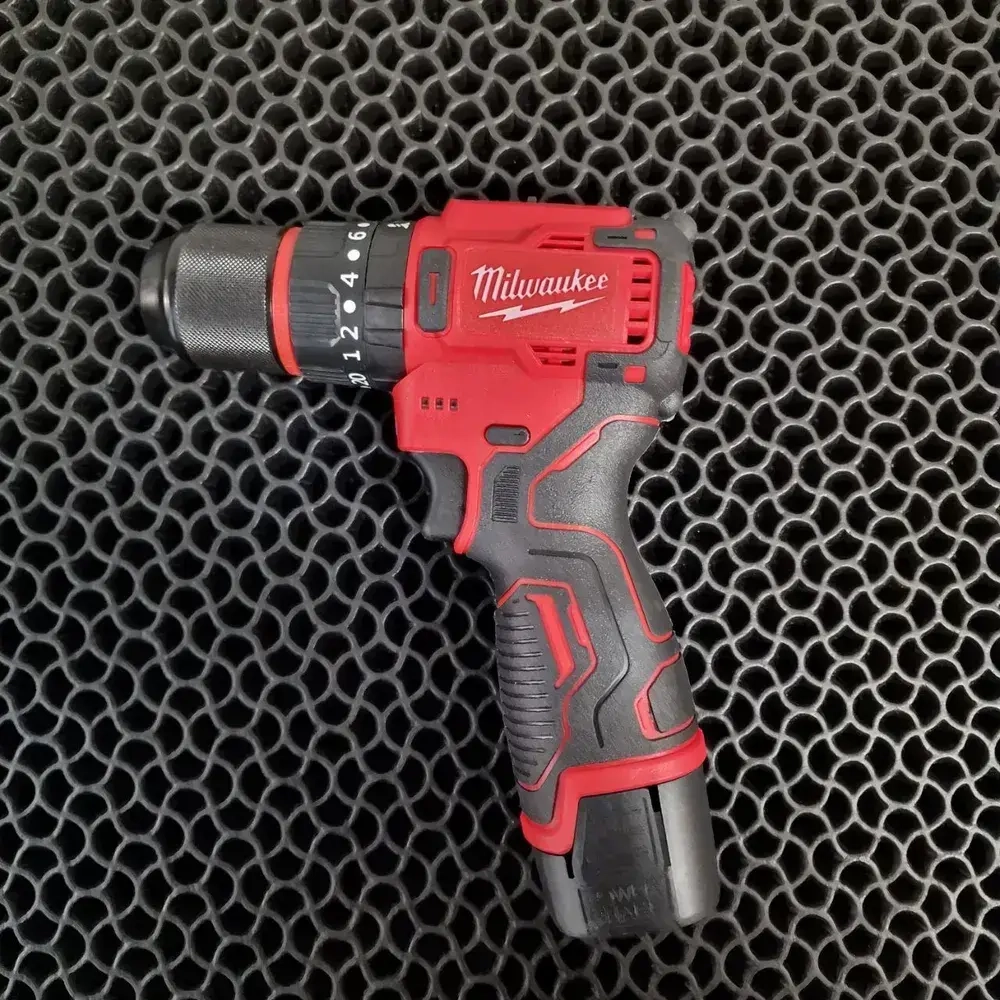 Milwaukee Дрель-шуруповерт, 24 В, 2 АКБ