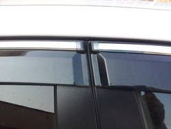 Дефлекторы Alvi на Toyota Land Cruiser 150 с чёрным молдингом из нержавейки