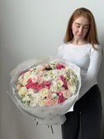 Гранд букет из кустовых пионовидных роз, маттиолы, ранункулюсов, нарциссов и диантусов