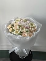 Букет из кустовых пионовидных роз, минигерберы, маттиолы и ранункулюсов