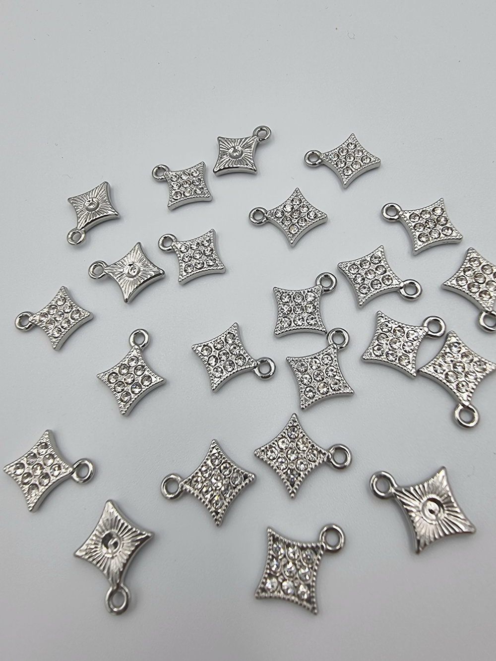 Подвеска-украшение для нижнего белья ромбик серебро/стразы