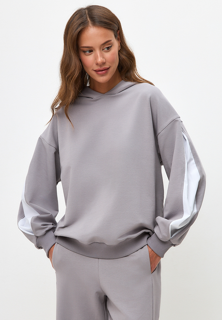 Худи с декоративным элементом на рукаве