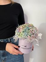 Композиция в коробке с радужной гипсофилой