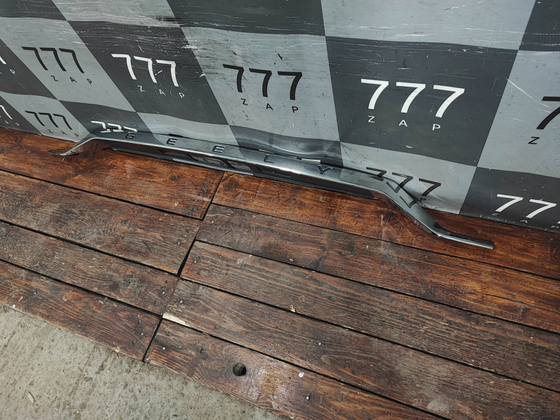 Накладка крышки багажника Geely Tugella 19-нв Б/У Оригинал 5062040200