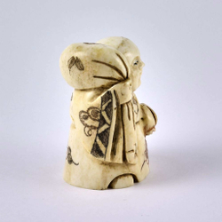 Нэцкэ Ребенок с персиком и мешком риса