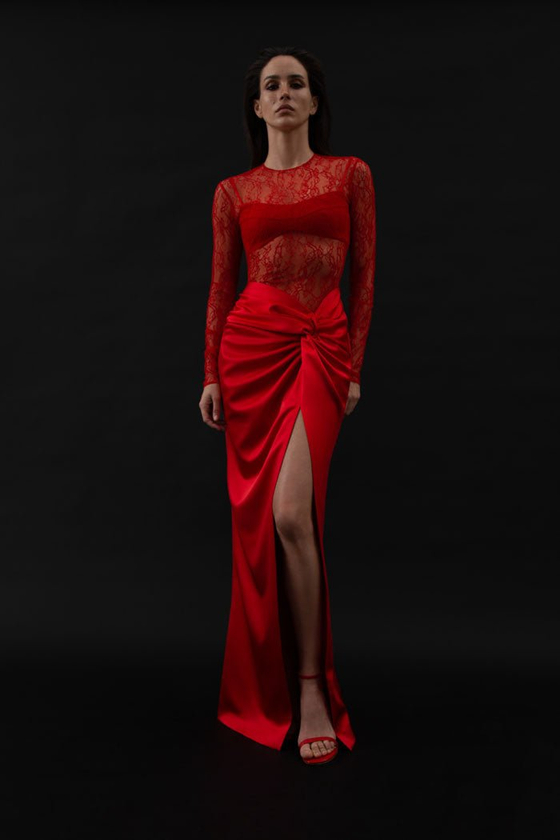 Платье макси драпированное из атласа и кружева с закрытым лифом