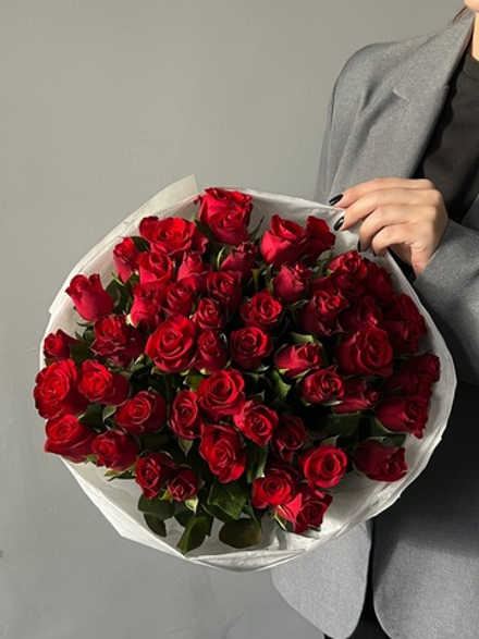 Букет 51 красная роза в оформлении