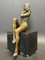 Бронзовая скульптура «Обнаженная на камне»
