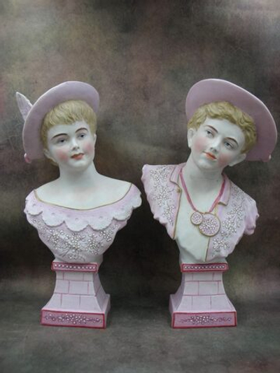 Статуэтка. Фарфор. Юноша и девушка в шляпах. Limoges. Франция