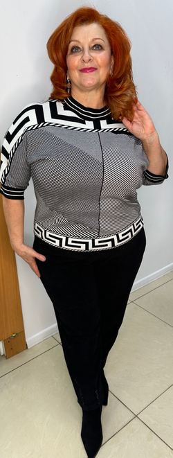 Джемпер в "елочку" с черно-белым принтом