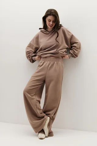 Широкие джоггеры без начеса с утяжкой цвета капучино