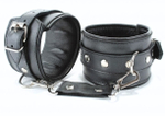 Черные кожаные наручники с металлическими клепками (Цвет: черный)