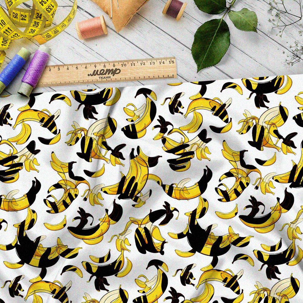 Ткань мембрана яркие бананы с чёрными тенями на белом фоне