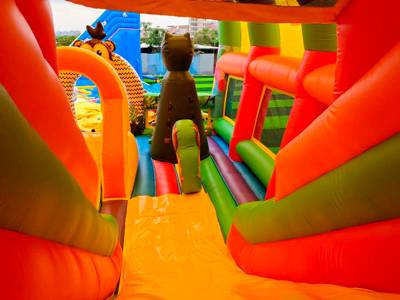 Коммерческий надувной батут с крышей «Страна Сафария 2» 10*8*6 м