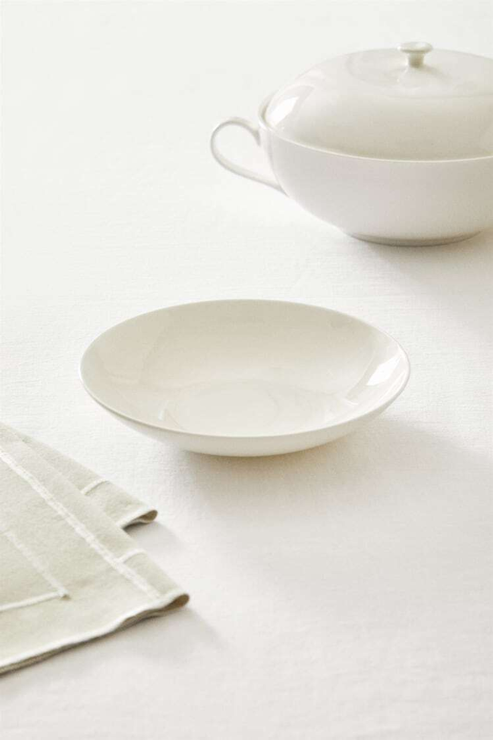 ZARA HOME ТОНКАЯ ФАРФОРОВАЯ ТАРЕЛКА С ЯМОЧКОЙ, БЕЛЫЙ