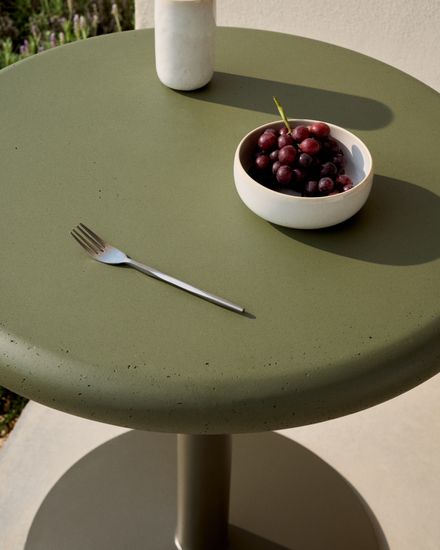 Уличный стол Esilda зеленый из цемента и стали со столешницей Ø70 см