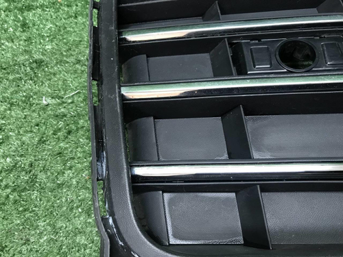 Решетка переднего бампера левая VW Touareg 3 18-23