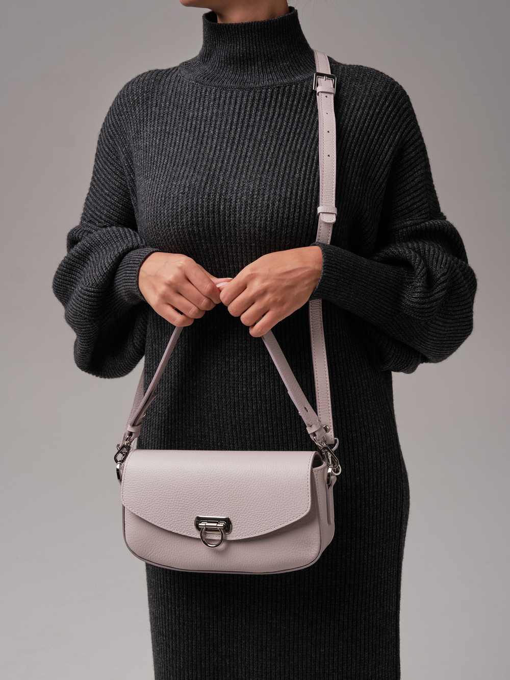 Сумка кожаная на плечо багет розовый дым