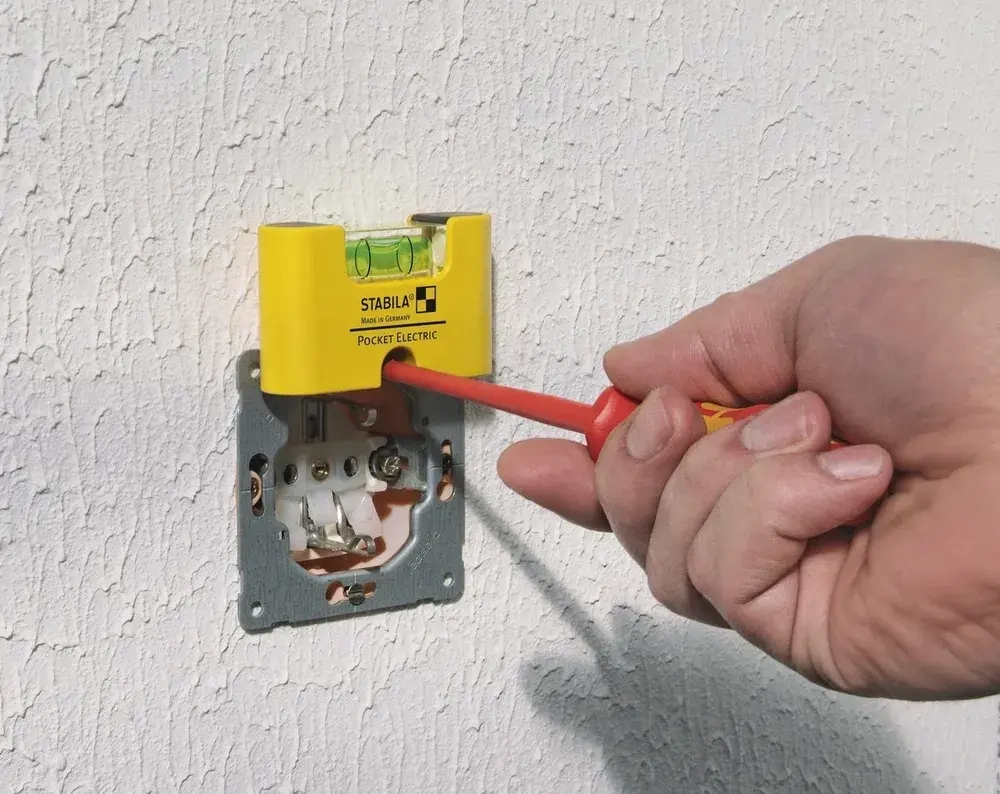 Уровень Stabila Pocket Electric 7 см с чехлом на пояс Арт. 18115