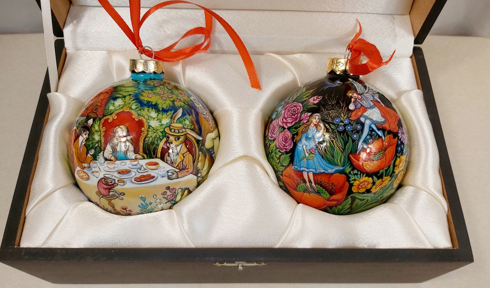 Набор новогодних шаров с полной росписью "Алиса в стране чудес" и  "Дюймовочка"