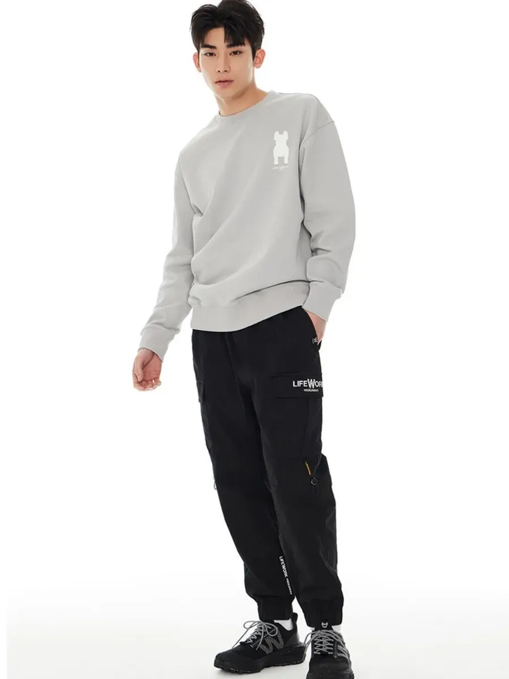 Брюки-джоггеры в стиле карго с молниями на карманах