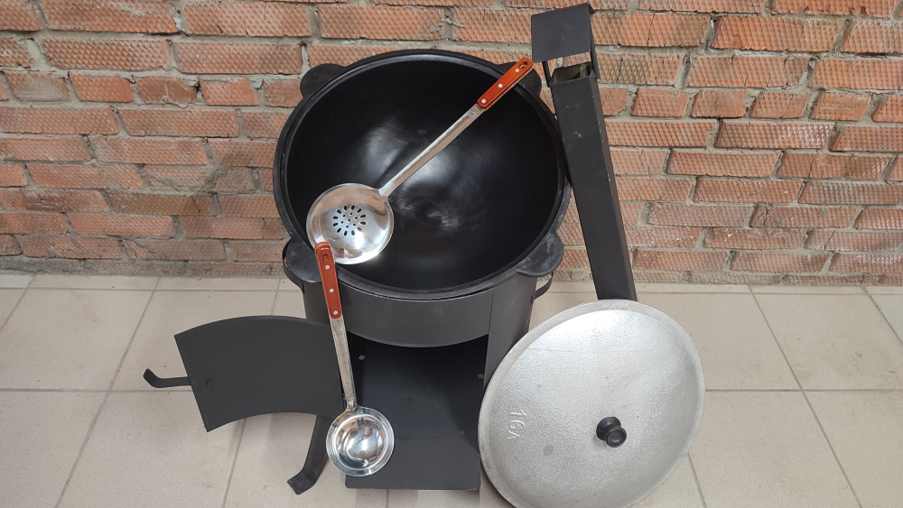 Печь для казана объемом 16 литров с дымоходом.