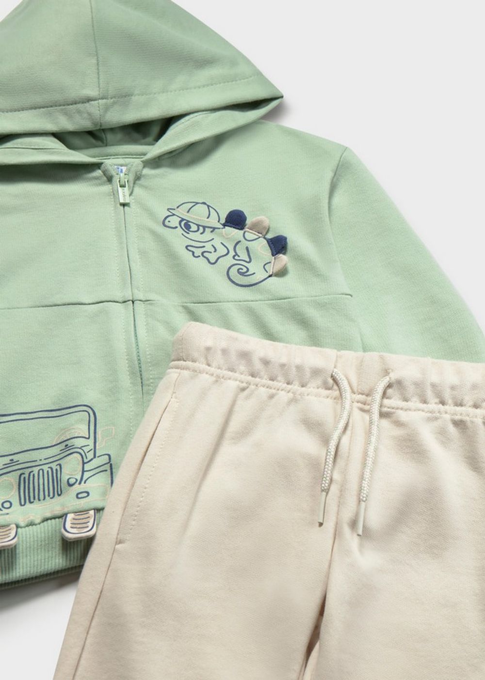 спортивный костюм с футболкой