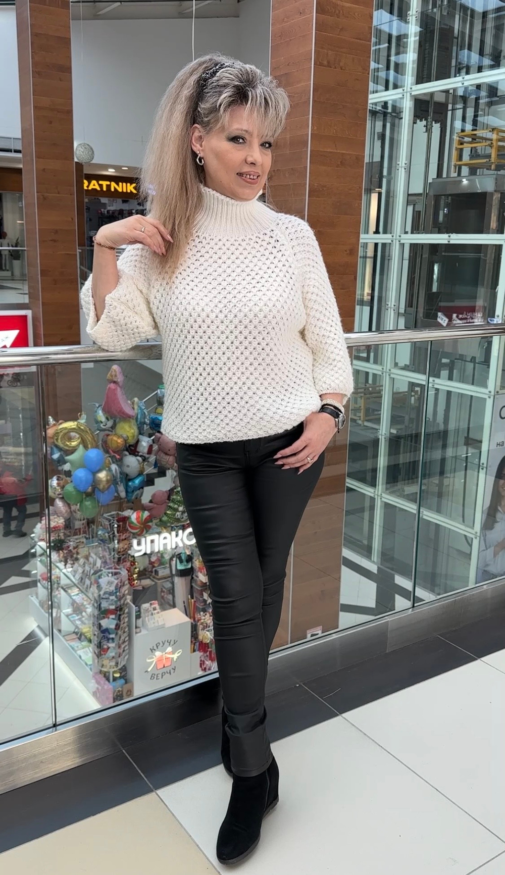 Белый джемпер крупной вязки