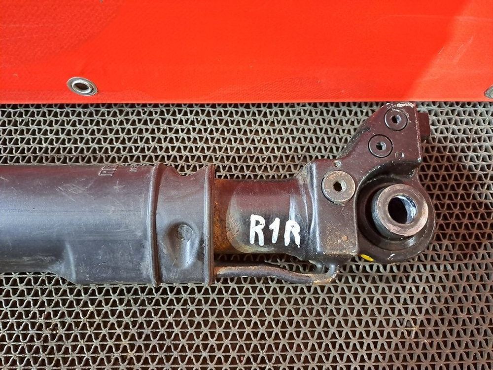 Цилиндр подъёма кабины левый